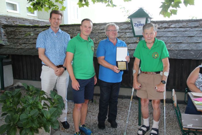 Verleihung der Ehrenplakete an Harald Hackl (v.l.n.r: DI A. Schramm, Obmann R.Lechner, F. Ringseis, H. Hackl)