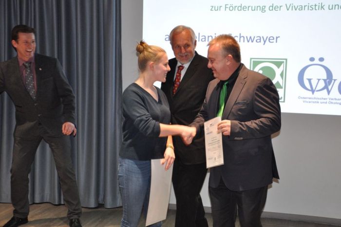 Sven Roehl von der Firma JBL gratuliert der Gewinnerin Melanie Schwayer